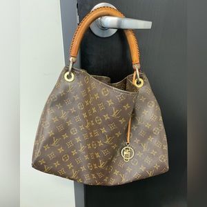 Louis Vuitton Artsy MM monogrammed canvas.
